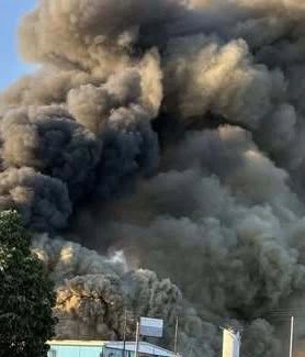 Incendiu de proporții la autobaza STB Ferentari din Capitală. Sute de metri pătrați au ars