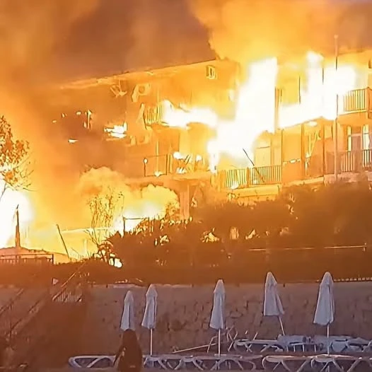 Incendiu violent pornit de la un frigider în Sozopol. Zeci de turiști au fost evacuați în panică