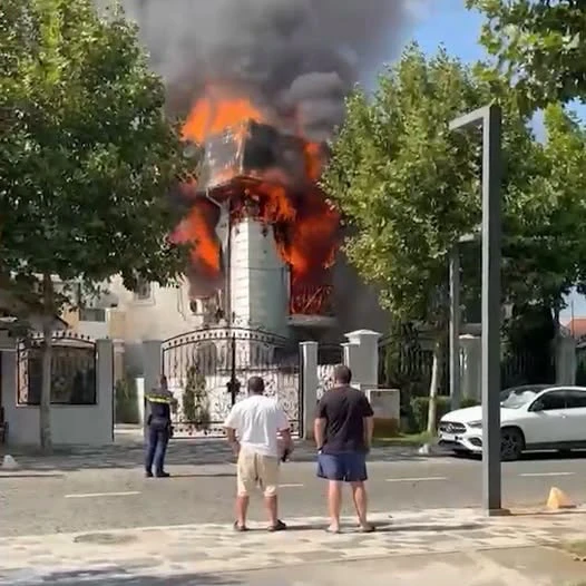 Incendiu la palatul din Chitila al vrăjitoarei Vanessa. O greșeală a copiilor a amplificat flăcările