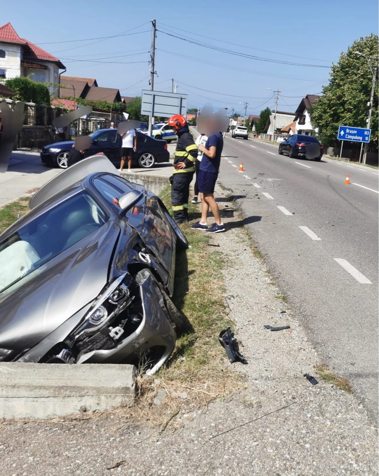 IMPACT VIOLENT între două mașini! Pompierii au…