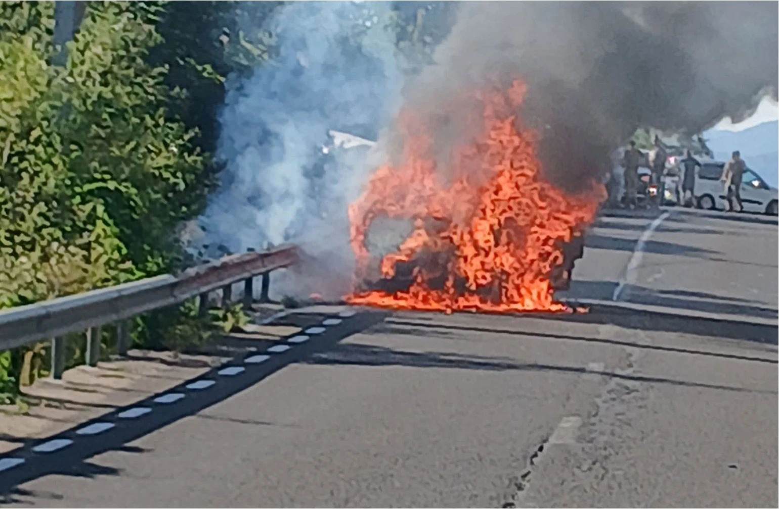 Flăcări la intrare în sat. Un Mercedes a ars în apropierea…