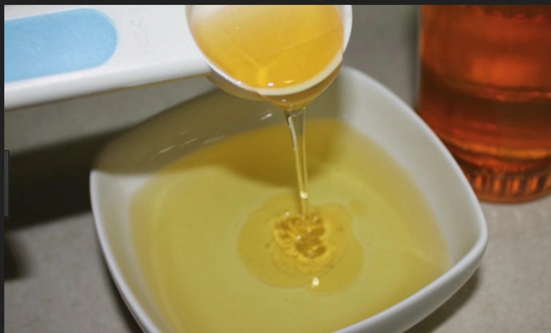 De ce să folosești ulei de ricin: beneficiile neștiute pentru piele, păr și sănătate care te vor uimi