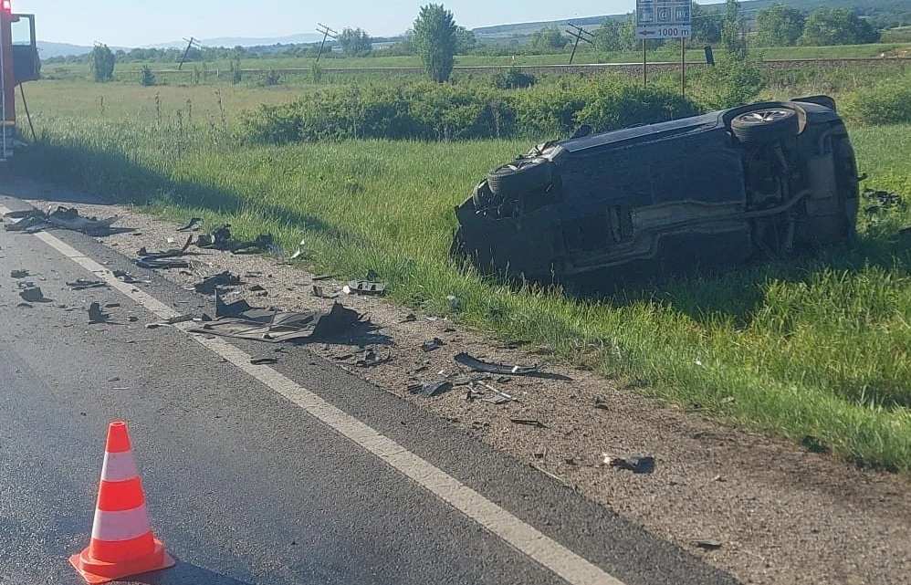 Accident grav în Satu Mare. Trei persoane, inclusiv un copil de doi ani, au ajuns la spital după o coliziune violentă