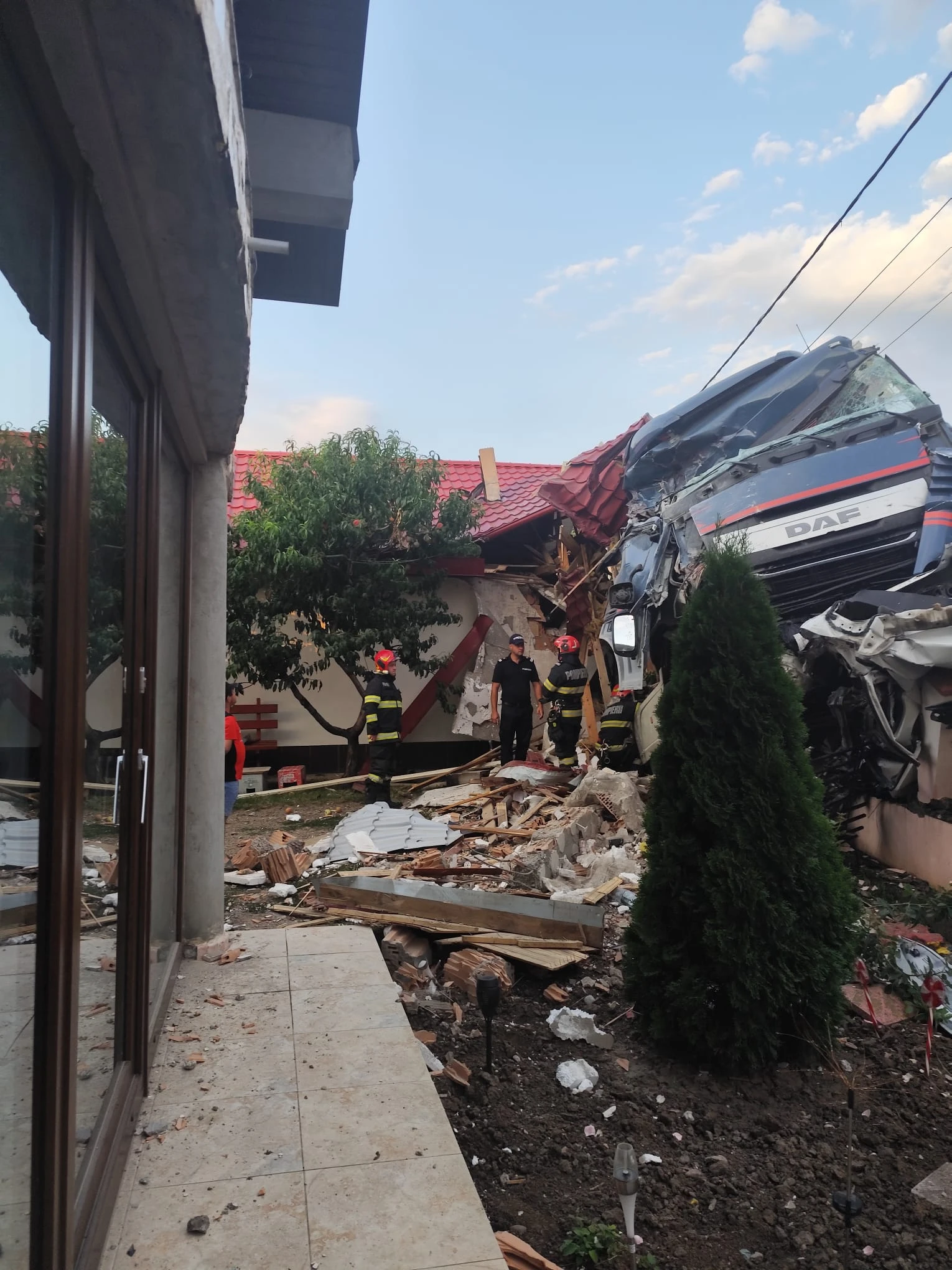 Accident grav la Vaslui. Un TIR a intrat în curțile a două gospodării și a avariat grav mai multe bunuri