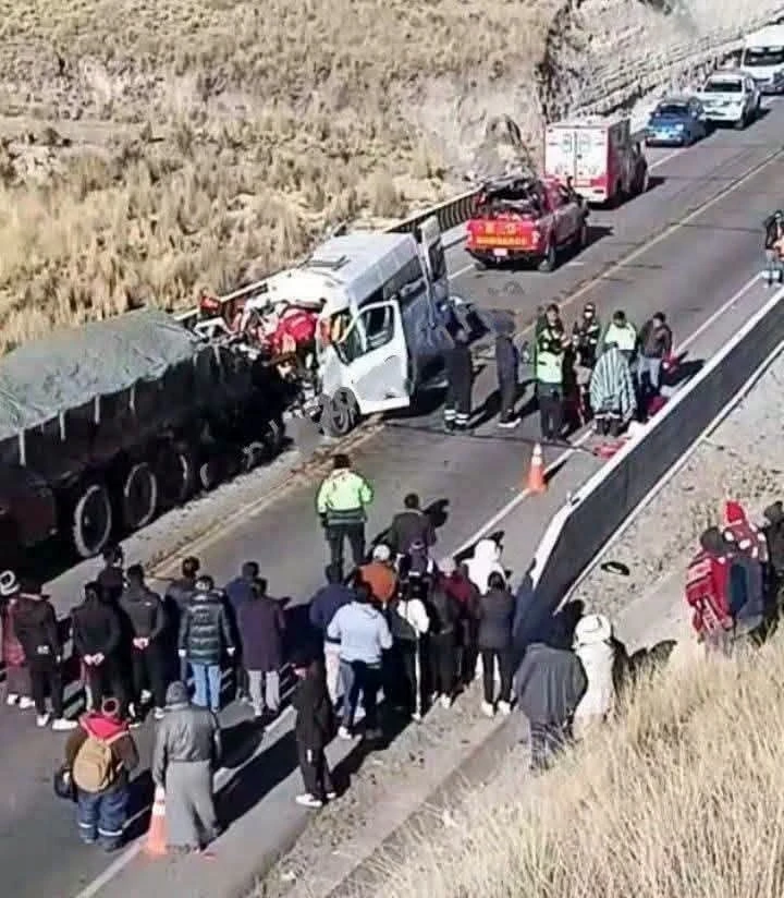 Bilanț tragic în Peru: 13 morți și patru răniți după ce un microbuz s-a izbit de un camion
