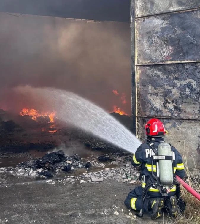 Incendiu de proporții la o hală de reciclare din Mureș cu mesaj RO-Alert emis