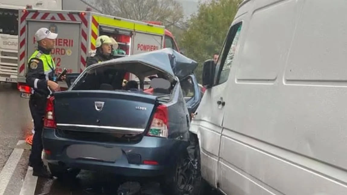 Accident grav pe Valea Oltului. O tânără de 21 de ani a murit după ce a intrat cu mașina pe contrasens