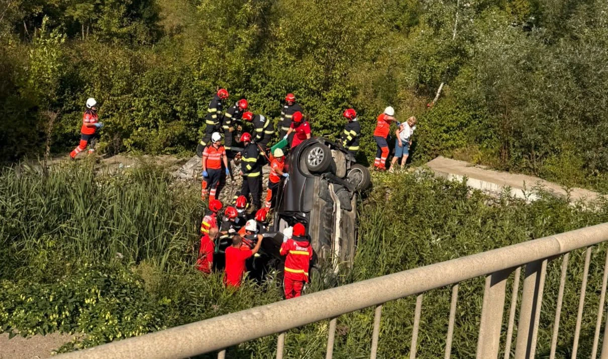 Accident grav în județul Iași după ce un autoturism s-a răsturnat, iar o persoană a rămas încarcerată