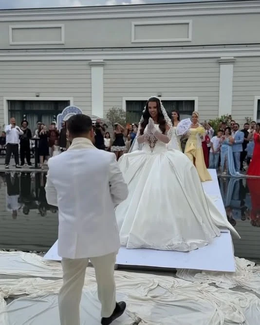 Andra și manelistul Lele s-au căsătorit. Rochia spectaculoasă și meniul extravagant de la nuntă