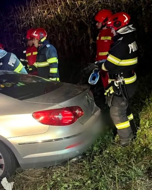 Accident rutier grav în Prahova. Doi tineri au murit după ce mașina în care se aflau a intrat într-un copac