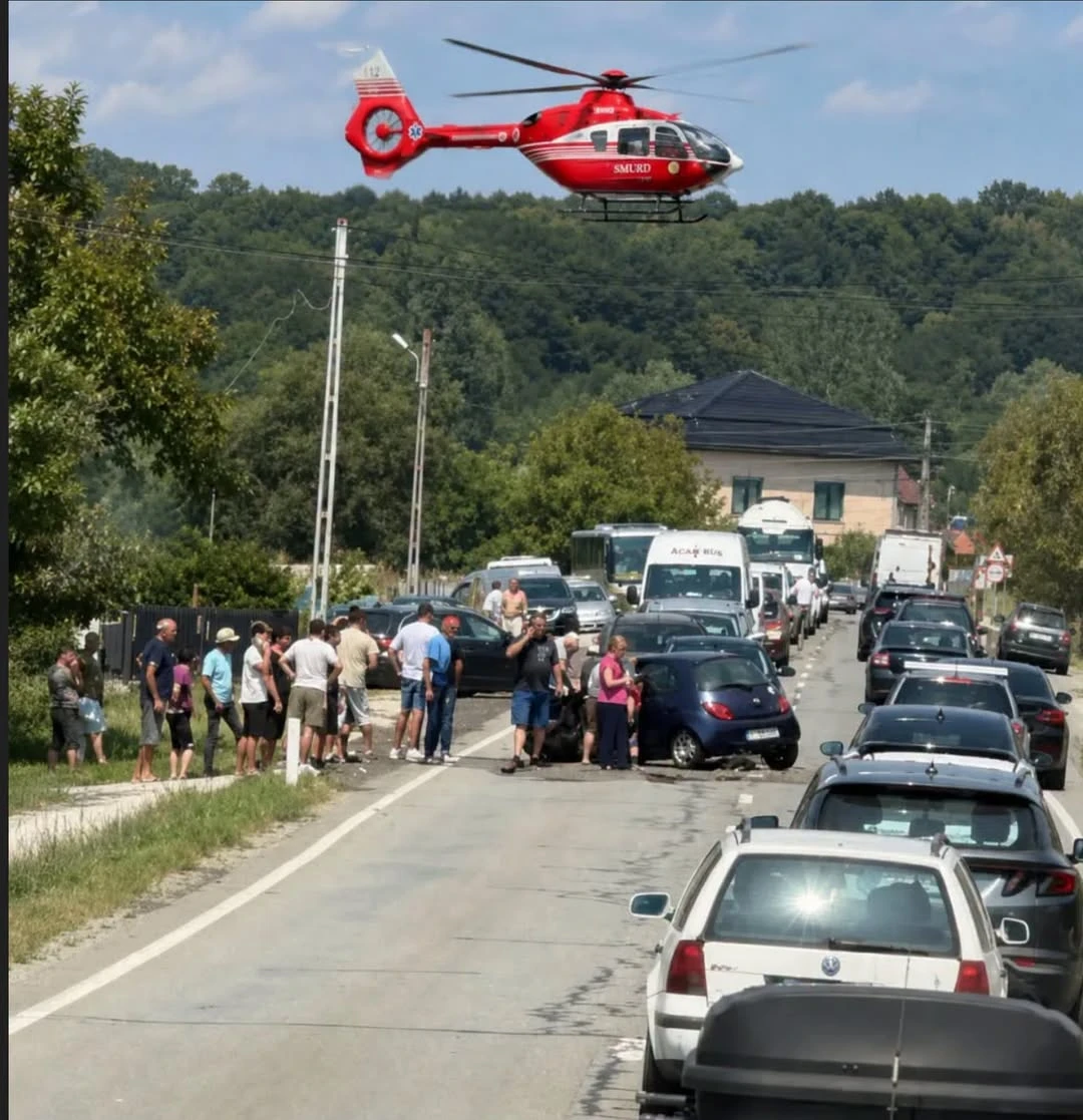 Accident rutier pe DN67 în Mihăești. Doi bărbați au fost răniți după impactul dintre două autoturisme