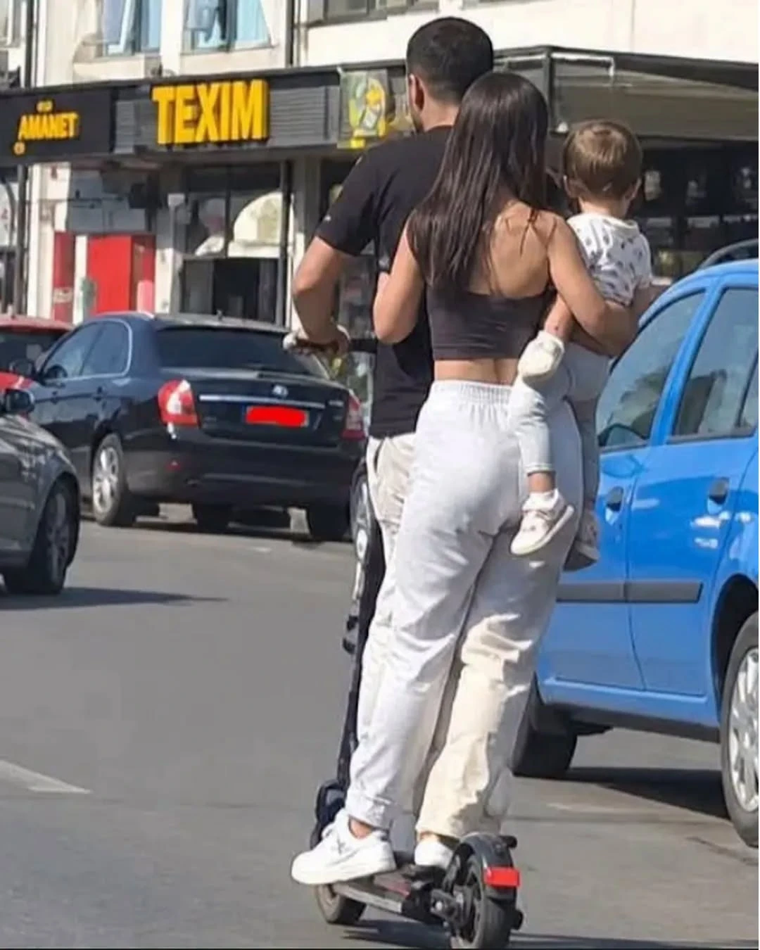Amendă de peste 2.000 de lei pentru un tânăr din Drobeta-Turnu Severin. Circula pe o trotinetă cu o femeie și un copil