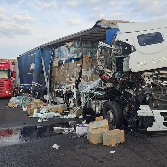 Circulație blocată pe Drumul Expres Craiova Pitești. Un accident rutier între două autotrenuri impune restricții