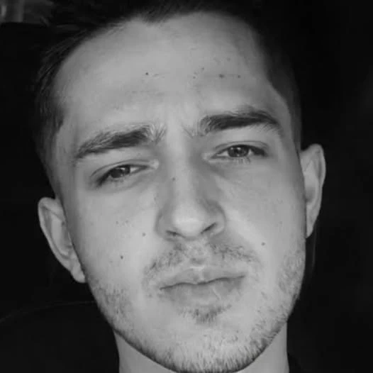 Un tânăr român de 19 ani a murit în Italia după ce i s-a făcut rău la cules de roșii pe fondul caniculei
