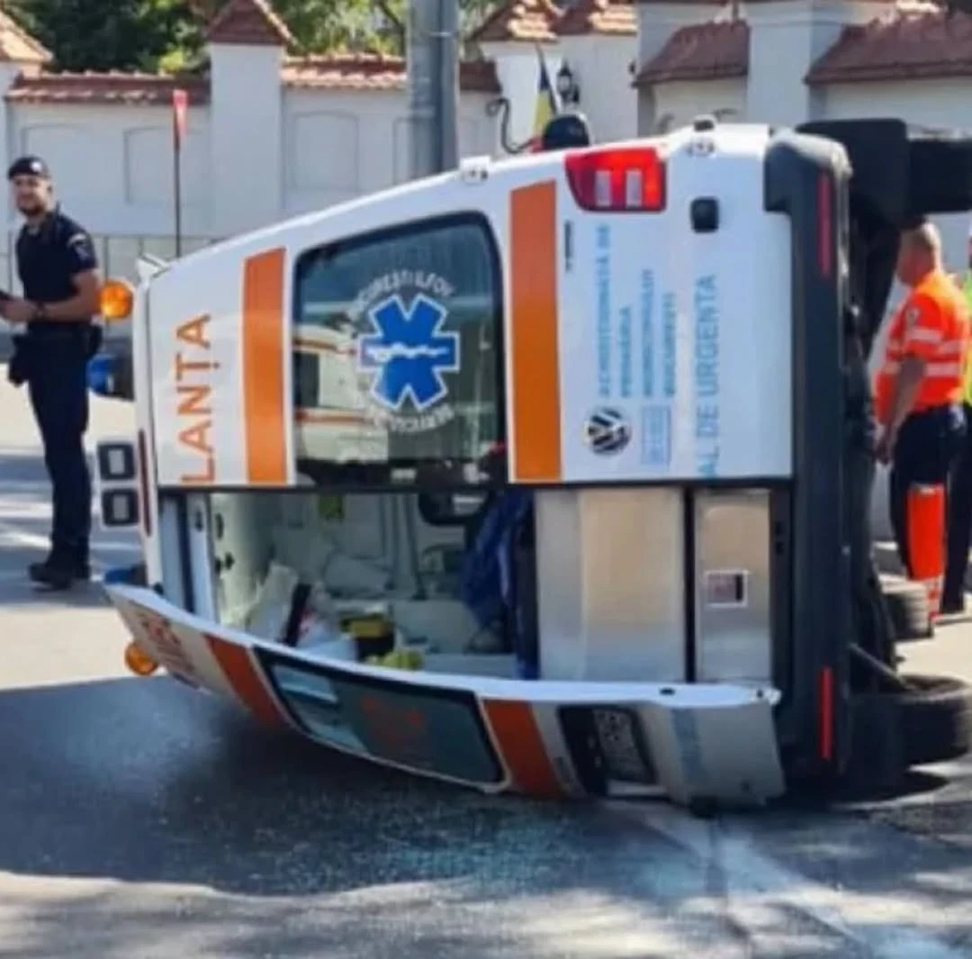 Accident rutier în Capitală. O ambulanță a intrat în gardul unei proprietăți după ce șoferul a pierdut controlul