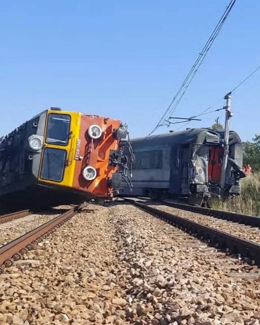 Tragedie feroviară în Polonia. Un mort și zeci de răniți după ce un tren a lovit o betonieră și a deraiat
