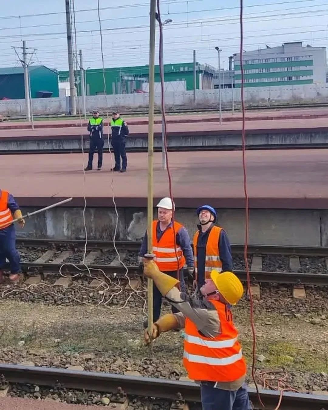 Muncitor decedat după ce s-a electrocutat pe calea ferată în Buzău. Traficul feroviar a fost blocat mai multe ore