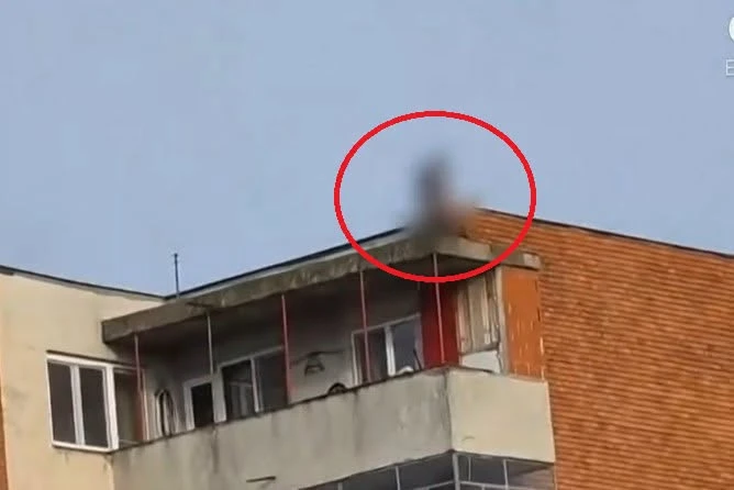 Relații sexuale pe acoperișul unui bloc din Oradea. Doi tineri sunt căutați de poliție după ce au fost surprinși în văzul copiilor