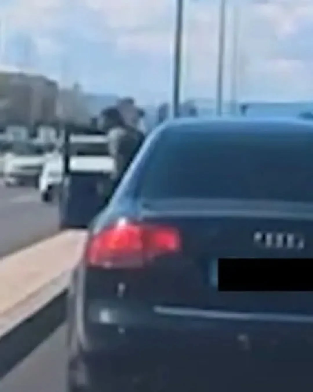 Accident rutier în Cluj-Napoca. Un tânăr a ajuns pe capota unei mașini după ce a traversat neregulamentar