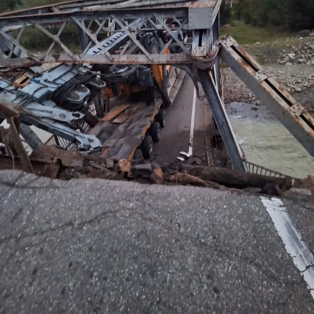 Pod de fier din județul Bacău, grav avariat de un TIR. Circulația rutieră este blocată