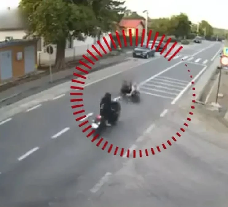 Tragedie rutieră. O fetiță a murit după ce scuterul condus de mamă s-a izbit violent de o motocicletă