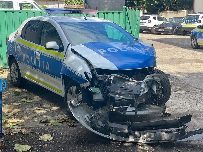 Accident rutier grav în intersecție. O mașină a poliției în misiune a lovit alte vehicule. Cinci persoane rănite