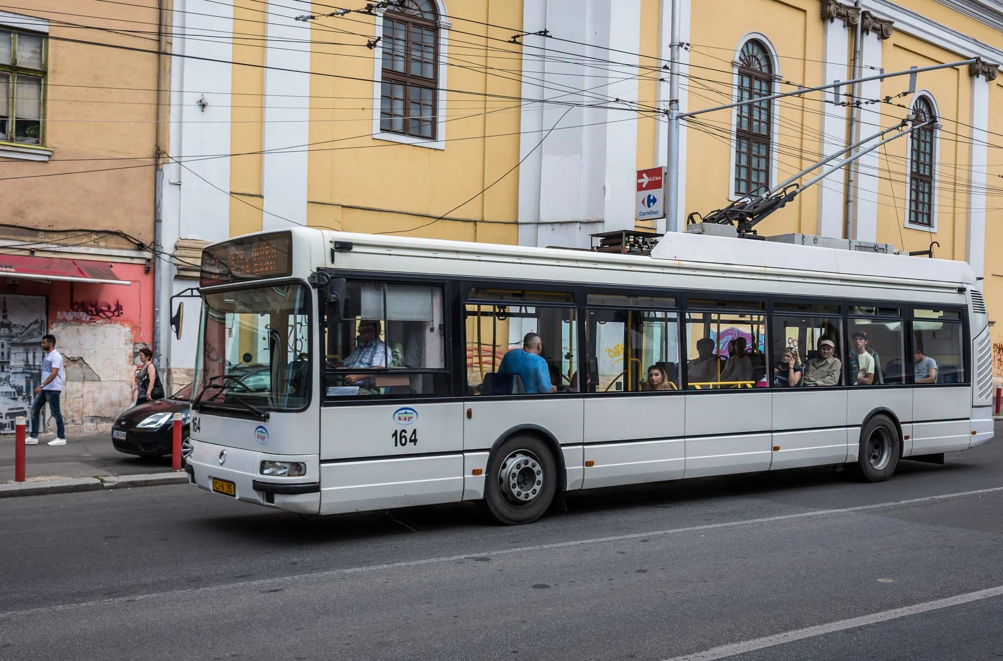 O sumă de 11.500 de euro uitată într-un troleibuz din Cluj a fost returnată integral proprietarului