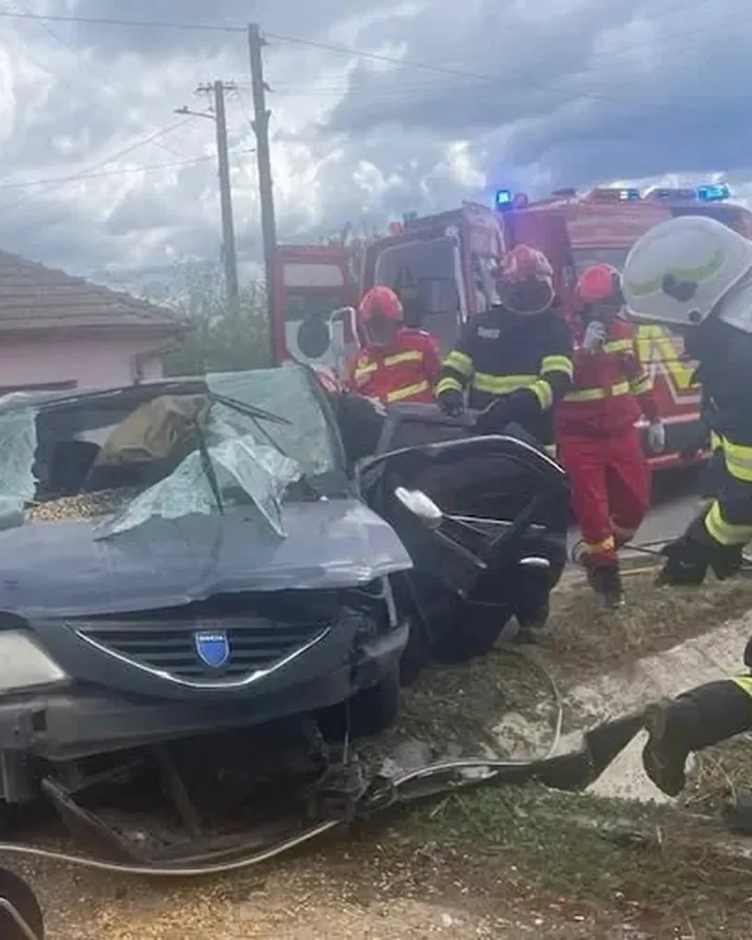 Accident rutier în Bihor. Un șofer încarcerat a fost salvat de un pompier aflat în timpul liber