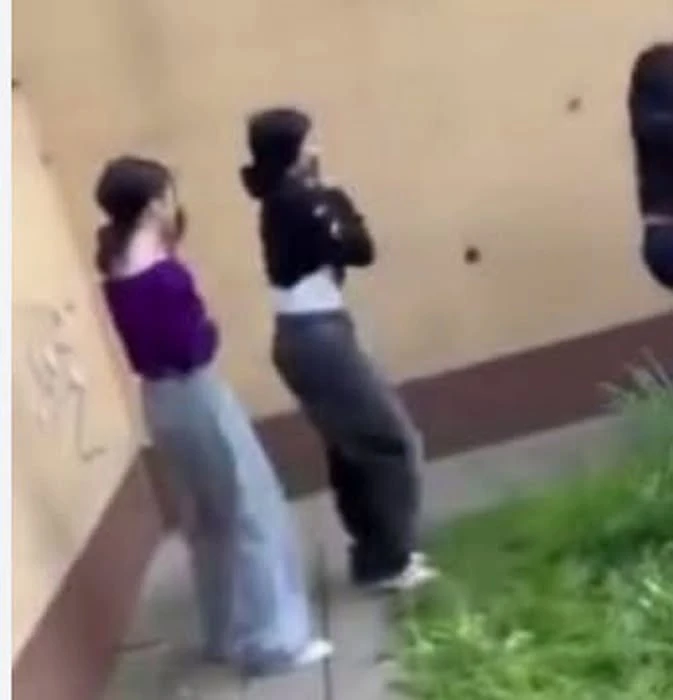 Elev de 11 ani din Timiș, internat cu brațul rupt în urma unei bătăi la școală. Poliția a deschis dosar penal
