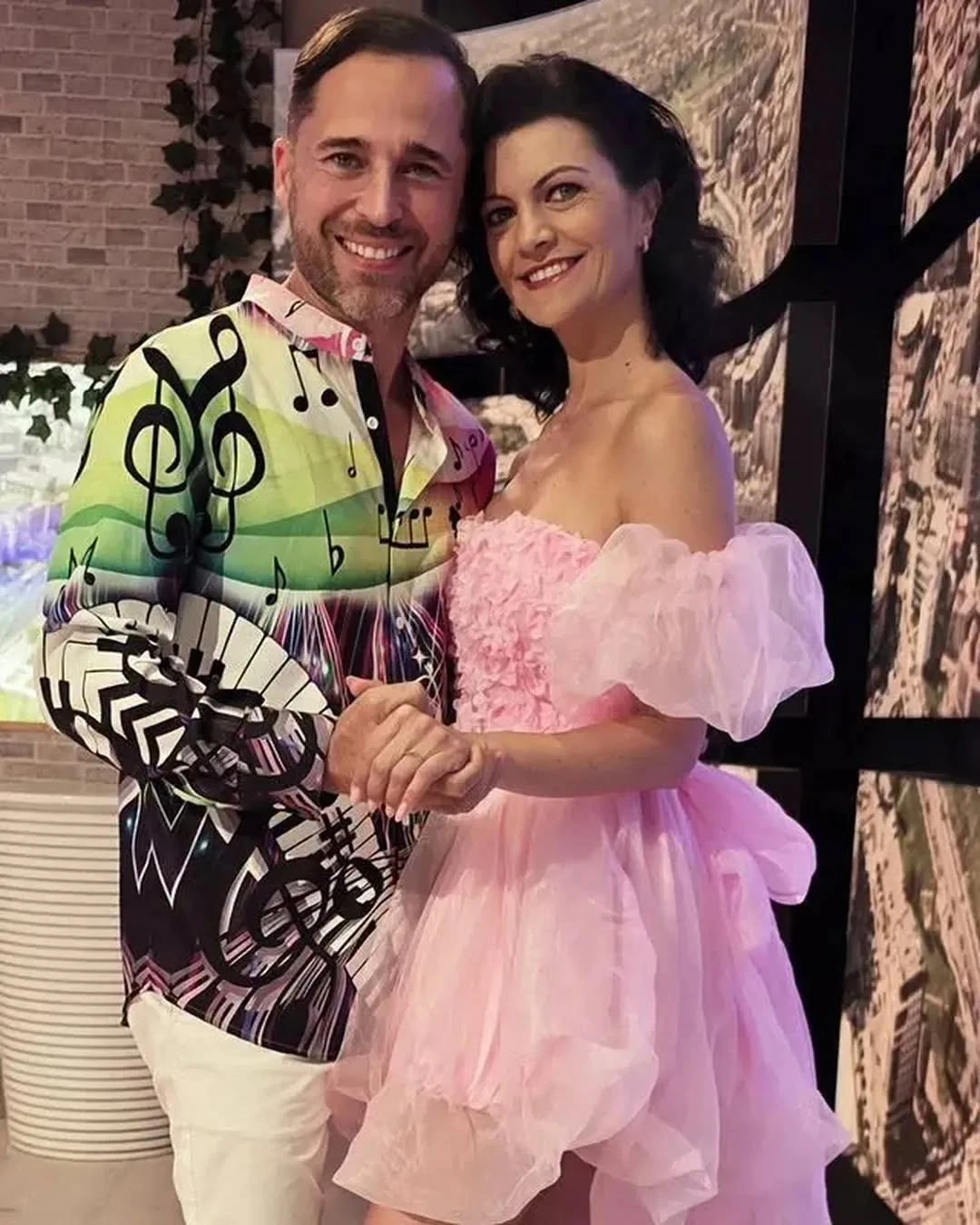 Familia lui Dinu Maxer s-a mărit. Ce cadou i-a adus artistul soției sale Magdalena Chihaia