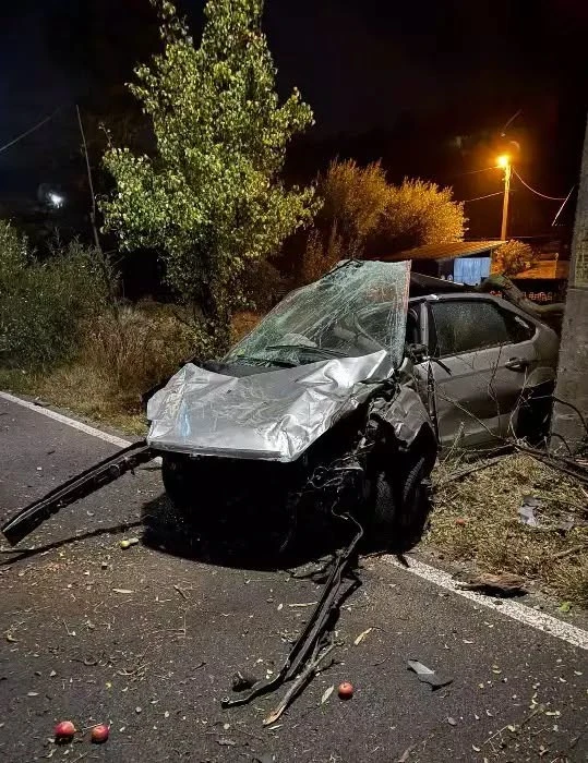 Tragedie rutieră în Petroșani. Doi tineri și-au pierdut viața după ce mașina în care se aflau s-a izbit de un stâlp
