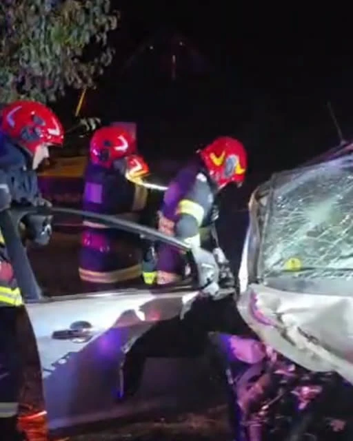 Accident mortal în Petroșani. Doi tineri au murit după ce autoturismul în care se aflau s-a izbit de un stâlp