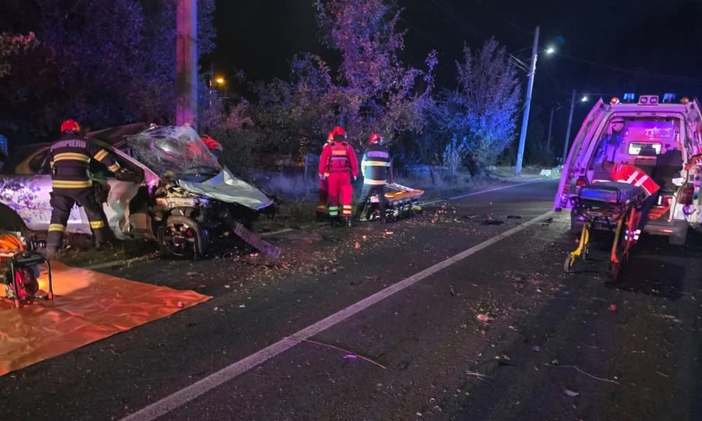 Tragedie rutieră la Petroșani. Doi tineri au murit după ce mașina în care se aflau a intrat într-un stâlp