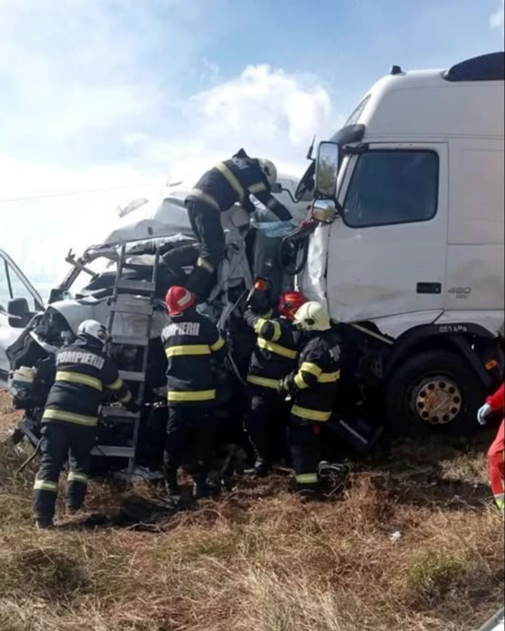Accident cumplit pe DN6! Două femei au murit după ce un microbuz a fost strivit în…