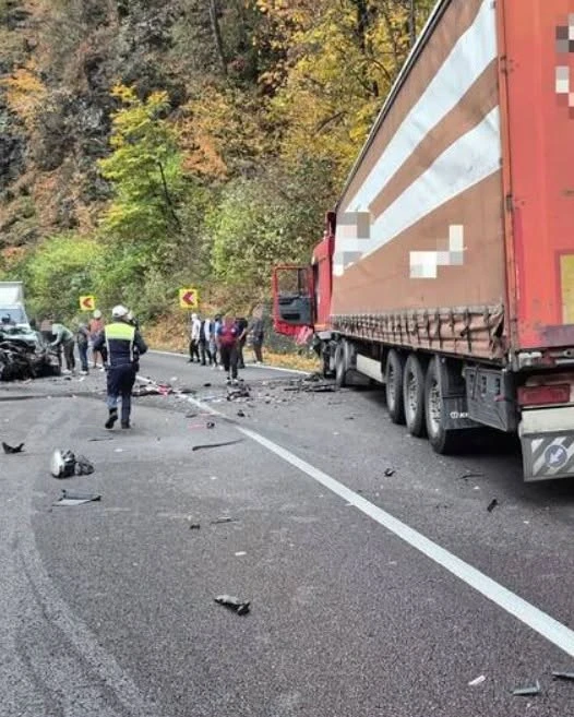 ACUM! Accident VIOLENT pe Valea Oltului! O persoană încarcerată, trafic BLOCAT!