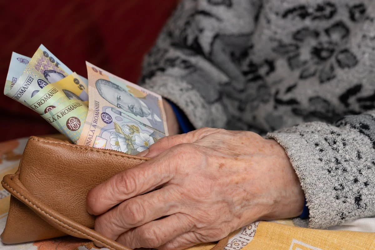 BANI ÎN PLUS pentru pensionari! Când ar putea scăpa de CASS fără nicio cerere
