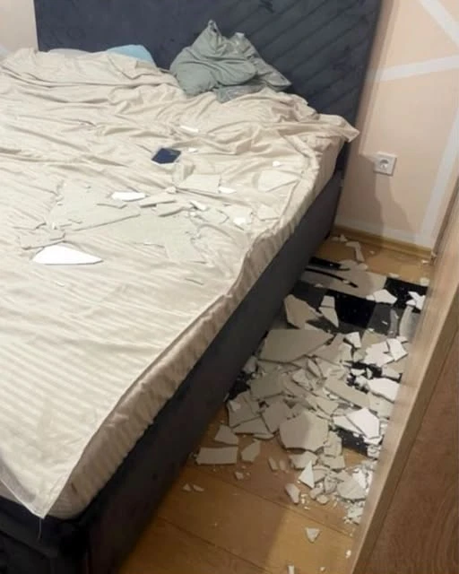 PANICĂ într-un bloc ANL din Dej! Tencuiala din tavan a căzut peste un copil de 6 ani!