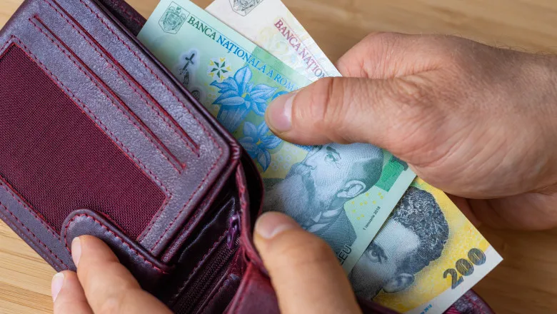 MIZĂ URIAȘĂ pentru pensionari! CCR analizează contestarea CASS la pensiile peste 3.000 de lei